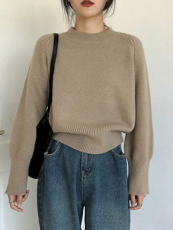Suéter feminino com gola redonda e design minimalista