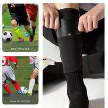 1 对足球护腿，采用加厚加硬板设计，包括足球护腿和小腿护腿