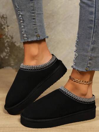 女士黑色毛绒内衬平底拖鞋，软底纯色保暖踝靴款式，四季布艺拖鞋