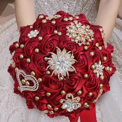 Ramo de novia de lujo con forma de corazón y mariposa de perlas falsas, cinta de raso con rosas de strass dorados, flor preservada de tela burdeos. Accesorios para el Día de San Valentín