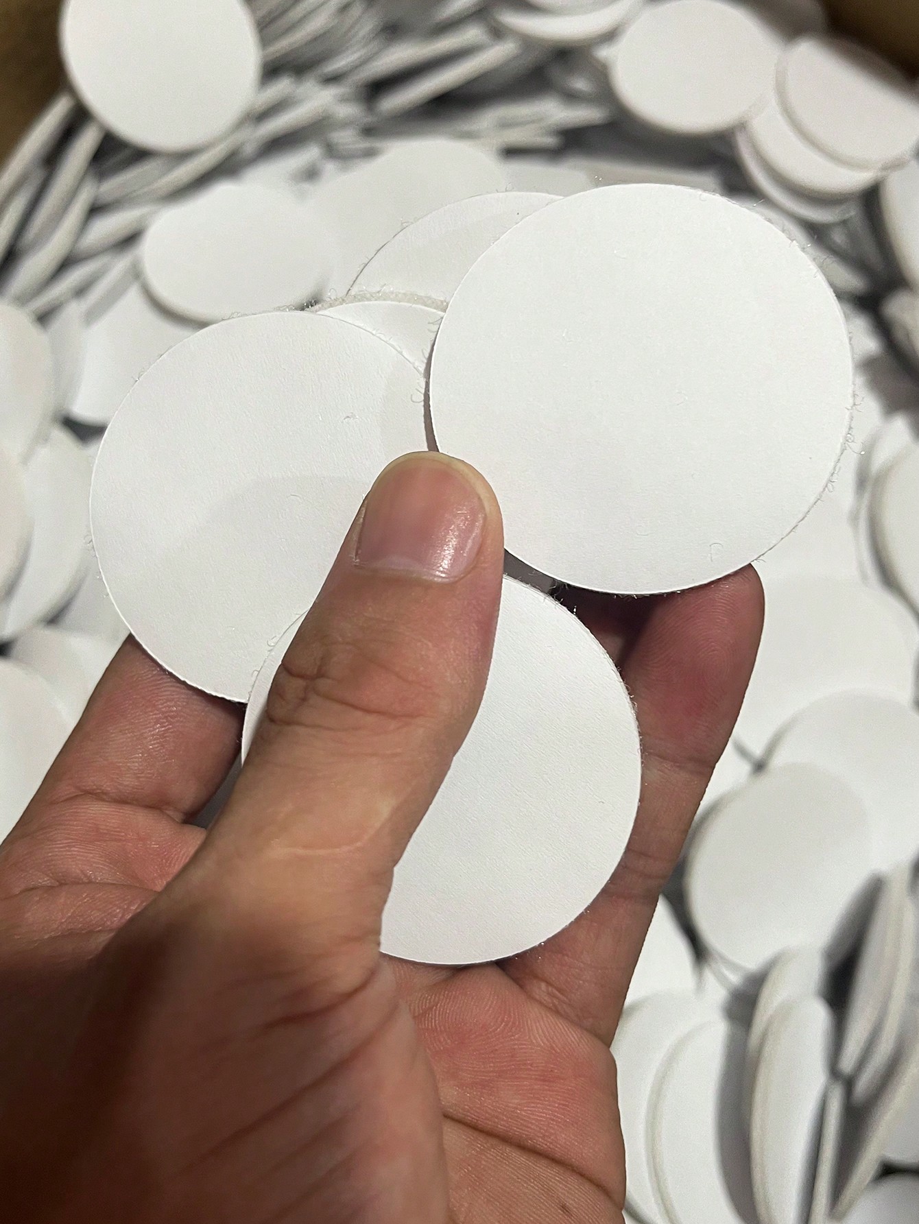 مجموعة من 15 ملصق أرضية دائري أبيض بسيط