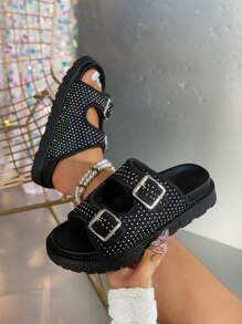 2024 Nuevas sandalias de mujer de estilo británico con puntera redonda, suela gruesa, tacón medio, tachuelas con rhinestones, hebilla y tira, sandalias romanas de moda talla grande con diseño calado, sandalias de playa estilo boho con flecos y cuadros de lona, sandalias con remaches en stock