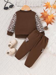 3 Stücke Set für Babyjungen bestehend aus langärmeliger Sweatshirt mit Retro-Patchwork-Muster, Hose und Schal für Herbst und Winter