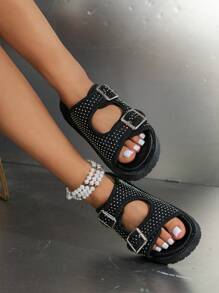 2024 Nuevas sandalias de mujer de estilo británico con puntera redonda, suela gruesa, tacón medio, tachuelas con rhinestones, hebilla y tira, sandalias romanas de moda talla grande con diseño calado, sandalias de playa estilo boho con flecos y cuadros de lona, sandalias con remaches en stock