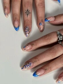 一套完整的24片水滴形按压假指甲，法国高端蛇形辣妹，日韩风格女士指甲贴，搭配1片果冻胶和1片摩擦条，瞬间提升您的外观。适用于派对，舞会，日常休闲装，可拆卸和可重复使用的美甲用品指甲