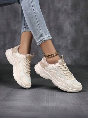 Damskor med vardagsmatch, löparskor i läder med lapptäcke och andningsbara mönster, moderiktiga personliga sneakers för kvinnliga studenter, utomhus, fest, lätta och bekväma promenadskor för kvinnor, året runt