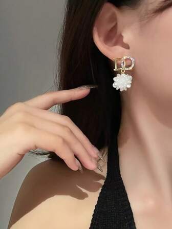 1 par de pendientes con diseño de flor con letra D, pendientes de moda con estilo vintage para mujeres, San Valentín, mamá, madre, Día de la Madre, regalo