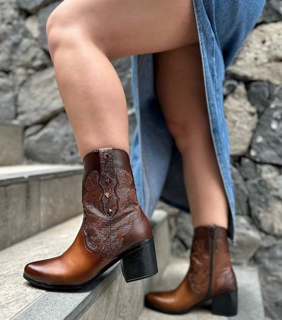 Botines Vaqueros de Tacón con Grabado Artesanal, caña media con tacon de 6 cm. Cómodos y prácticos. - Camel - Ver 1