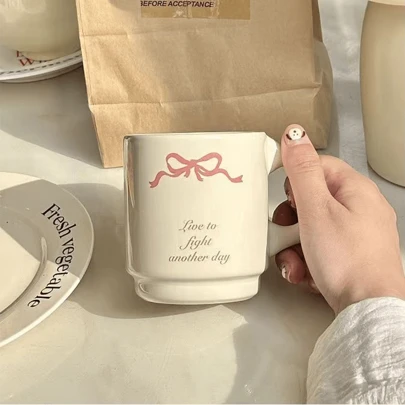 1 pieza Taza de cerámica con nudo de lazo estilo INS personalizada, adecuada como regalo inspirador para cumpleaños de amigos, aniversario u ocasiones festivas, también adecuada para fiestas y regalos creativos, se puede usar como taza de café, taza de desayuno, taza de té con leche, taza, taza de pareja, taza de leche, etc.