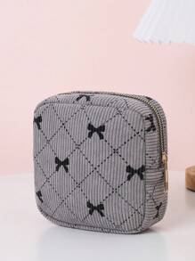 1 pièce Sac de rangement pour serviettes hygiéniques imprimé de manière stylisée. Sac cosmétique multifonctionnel compact. Petit sac carré pour ranger les serviettes hygiéniques. Petit sac de voyage pour les cosmétiques et les toilettes pour femmes/filles. Sac à fermeture éclair mignon, porte-monnaie de style universitaire, convient pour l'école, le travail, les voyages, les cosmétiques, les soins de la peau, les articles de toilette, l'emballage, les fournitures de voyage