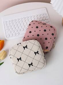 1 pièce Sac de rangement pour serviettes hygiéniques imprimé de manière stylisée. Sac cosmétique multifonctionnel compact. Petit sac carré pour ranger les serviettes hygiéniques. Petit sac de voyage pour les cosmétiques et les toilettes pour femmes/filles. Sac à fermeture éclair mignon, porte-monnaie de style universitaire, convient pour l'école, le travail, les voyages, les cosmétiques, les soins de la peau, les articles de toilette, l'emballage, les fournitures de voyage