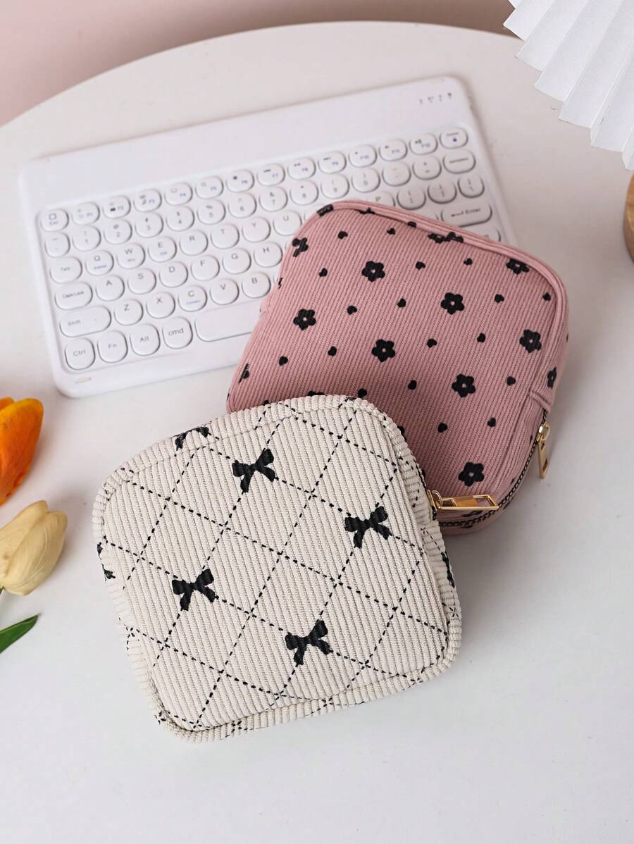 1 pièce Sac de rangement pour serviettes hygiéniques imprimé de manière stylisée. Sac cosmétique multifonctionnel compact. Petit sac carré pour ranger les serviettes hygiéniques. Petit sac de voyage pour les cosmétiques et les toilettes pour femmes/filles. Sac à fermeture éclair mignon, porte-monnaie de style universitaire, convient pour l'école, le travail, les voyages, les cosmétiques, les soins de la peau, les articles de toilette, l'emballage, les fournitures de voyage
