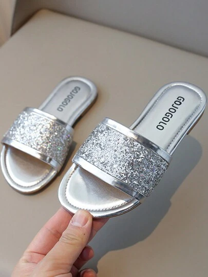 一双女童时尚拖鞋，可爱防滑耐磨，适合旅游居家和摄影沙滩鞋