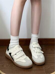 Neue modische Freizeit-Sneaker für Damen, weiße PU-Patchwork-Sportschuhe mit Klettverschluss, niedrige Schnürung, flache Laufschuhe