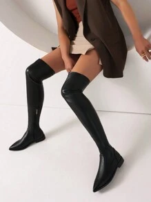 Bottes hautes à la européenne et fuselées jusqu'au haut de la cuisse, bottes à tige haute sexy à bout pointu et à talon plat bas