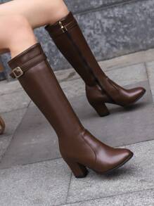 Botas altas con tacón alto en color marrón con hebilla cuadrada, botas altas de rodilla de PU con cremallera lateral de moda para mujer - Marrón - Ver 1