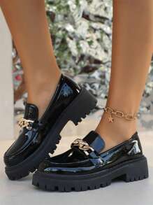 Mocassini in pelle lucida con catena decorativa in metallo, stile britannico, suola spessa, scarpe casual nere morbide e scivolanti, versatili e comode, di moda - nero - Visualizzare 4