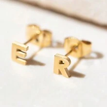 1 par de brincos de aço inoxidável com letras iniciais para mulheres, brincos de cor dourada, brincos de piercing, joias da moda para presente de Natal