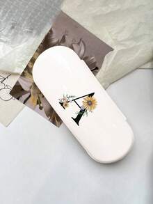 1个白色纯色眼镜盒，全新简约设计，便携，防水防尘（小巧，塑料材质）。A-Z字母硬壳眼镜盒，花卉图案，字母吊坠眼镜盒，适用于太阳镜和近视眼镜。 - 白色 - 查看 9