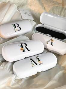 1个白色纯色眼镜盒，全新简约设计，便携，防水防尘（小巧，塑料材质）。A-Z字母硬壳眼镜盒，花卉图案，字母吊坠眼镜盒，适用于太阳镜和近视眼镜。 - 白色 - 查看 3