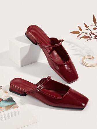 1 双酒红色罗马风格方头扣带平底凉鞋，适合休闲度假