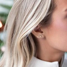 1 par de brincos de aço inoxidável com letras iniciais para mulheres, brincos de cor dourada, brincos de piercing, joias da moda para presente de Natal