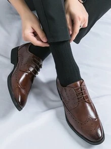 Męskie formalne rzeźbione buty brogsy, brązowe biznesowe, codzienne, sznurowane, skórzane buty typu oksford, odpowiednie na wesela i oficjalne okazje