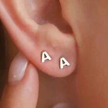 1 par de brincos de aço inoxidável com letras iniciais para mulheres, brincos de cor dourada, brincos de piercing, joias da moda para presente de Natal
