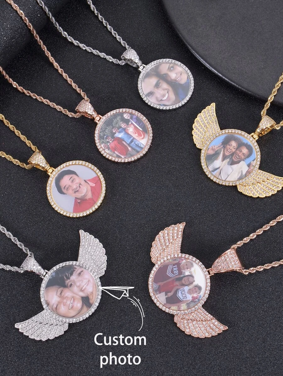 Collier personnalisé avec médaillon photo rond glacé orné de diamants en forme d'ailes d'ange | Collier photo personnalisé | Pendentif photo style hip hop | Pendentif photo personnalisé et glacé