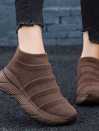 女士轻便透气一脚蹬运动跑步鞋，春秋季