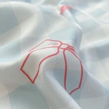 Set de ropa de cama de 4 piezas con lazos rosas, tela de poliéster suave y fácil de lavar con diseño de cuadros azul y blanco texturizado, adecuado para niños de 7+ años y adolescentes (1 funda nórdica + 1 sábana plana + 2 fundas de almohada, sin relleno) para el Día de San Valentín