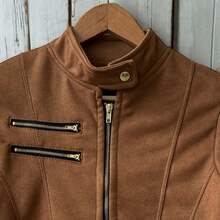 Chamarra tipo ajustada para mujer con cremallera central y bolsillos con cierres a los costados - Camel - Ver 4