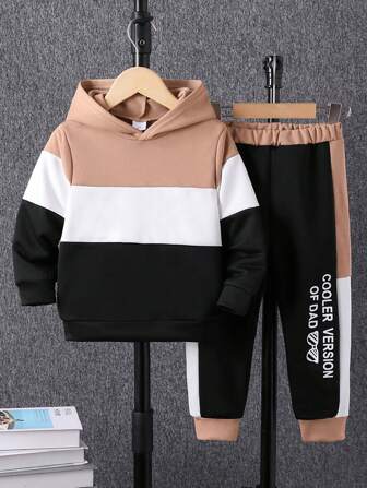 2 件装年轻男孩时尚拼接拼色连帽运动衫和“COOLER VERSION OF DAD”印花拼布裤套装，秋冬