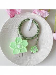 4 pièces/set Protecteur de câble de charge en silicone coloré à motif floral, compatible avec un câble de charge de 1,5 m et un adaptateur de charge rapide de 20 W, compatible avec 12/13/14, enrouleur de câble, anti-rupture et couvercle d'adaptateur en TPU, protecteur de chargeur
