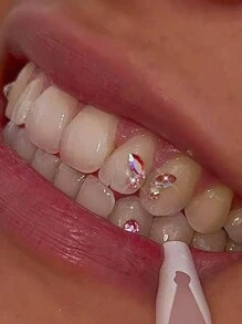 70 piezas Kit de joyería de dientes con piedras de imitación autoadhesivas: gemas de mariposa para dientes, piedras de imitación de fondo plano, diamantes redondos, decoración brillante para dientes, fácil de colocar y quitar, accesorios de cristal, gótica Y2K para Halloween, incluye herramienta y pegamento