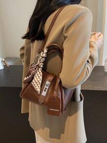 1 件时尚简约翻盖 PU 手提包，配有可拆卸肩带，附赠围巾，适合日常使用