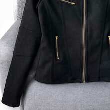 Chamarra tipo ajustada para mujer con cremallera central y bolsillos con cierres a los costados - Negro - Ver 6