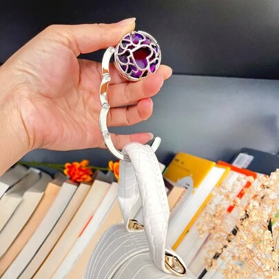 1个心形可折叠桌面挂钩架，用于珠宝收纳，设计优雅，方便整齐展示和快速取用，是节省空间的桌面配件、化妆品和珠宝架、便携式梳妆台收纳架、紧凑型家庭办公室装饰、多功能挂钩，可用于悬挂项链、手镯和戒指，是送给时尚爱好者的贴心礼物，也是时尚的床头柜或梳妆台收纳方案，有助于整理杂物。