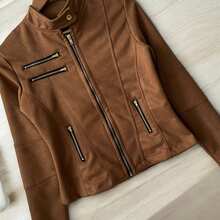 Chamarra tipo ajustada para mujer con cremallera central y bolsillos con cierres a los costados - Camel - Ver 5