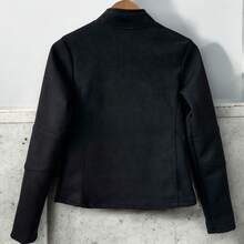 Chamarra tipo ajustada para mujer con cremallera central y bolsillos con cierres a los costados - Negro - Ver 2