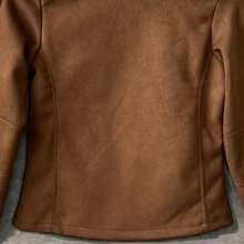 Chamarra tipo ajustada para mujer con cremallera central y bolsillos con cierres a los costados - Camel - Ver 8