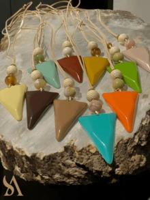 LONG LEATHER NECKLACE WITH WHITE WOOD AND GREEN CANE TRIANGULAR RESIN - 薄荷綠 - 查看 7