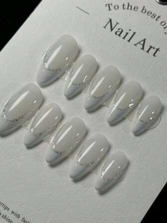 10款手工制作的杏仁形白色法式假指甲，边缘闪闪发光：酷炫简约风格，3D精致感，高端质感