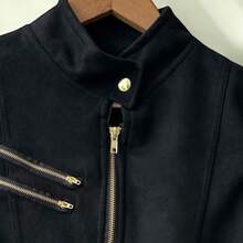 Chamarra tipo ajustada para mujer con cremallera central y bolsillos con cierres a los costados - Negro - Ver 8