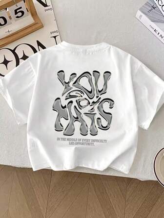 Ung pojke sommar T-shirt med kort ärm, trendig och avslappnad tredimensionell flytande bokstäver tryckning och rund hals