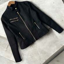 Chamarra tipo ajustada para mujer con cremallera central y bolsillos con cierres a los costados - Negro - Ver 3