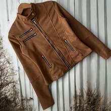 Chamarra tipo ajustada para mujer con cremallera central y bolsillos con cierres a los costados - Camel - Ver 3