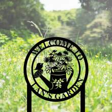 1 PIEZA Cartel de bienvenida clásico personalizado de metal con patrón de tetera recortada en flor, decoración de estaca de jardín personalizada, placa de metal con nombre personalizado para césped, granja, parque, decoración de poste con tema floral para exteriores, ideal para decoración de Acción de Gracias y primavera - No se necesita electricidad