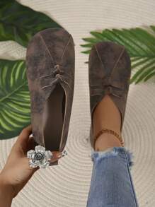 Flat Soft Bottom Grandma Shoes, New Vintage Round Toe Slip-On Casual Mom Shoes, Large Size Versatile, Autumn