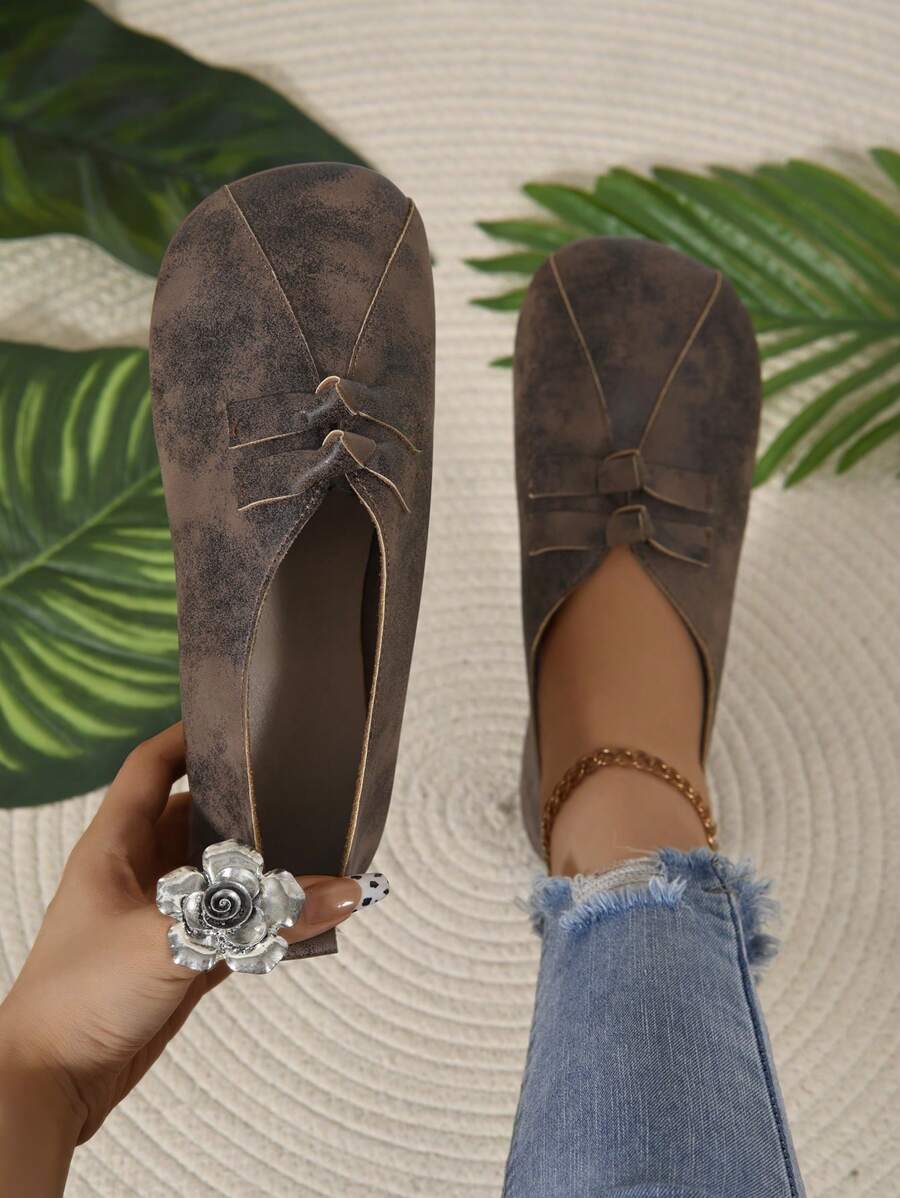Flat Soft Bottom Grandma Shoes, New Vintage Round Toe Slip-On Casual Mom Shoes, Large Size Versatile, Autumn